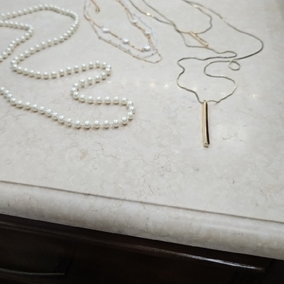 Elegant Pearl and Gold Necklace Set - Picture 4 of 5